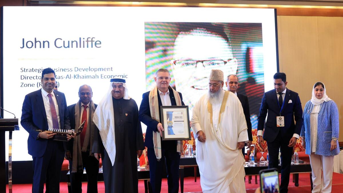 RAKEZ team receives the ‘Best SEZ in GCC’ award in New Delhi.