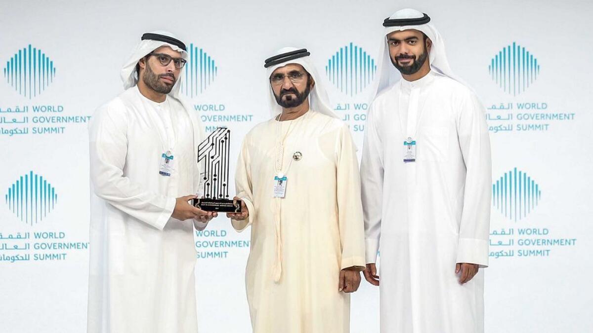 Sheikh Mohammed awards the winner of the Best M-Government Awards for Tourism to Visit Abu Dhabi at the closing ceremony. 