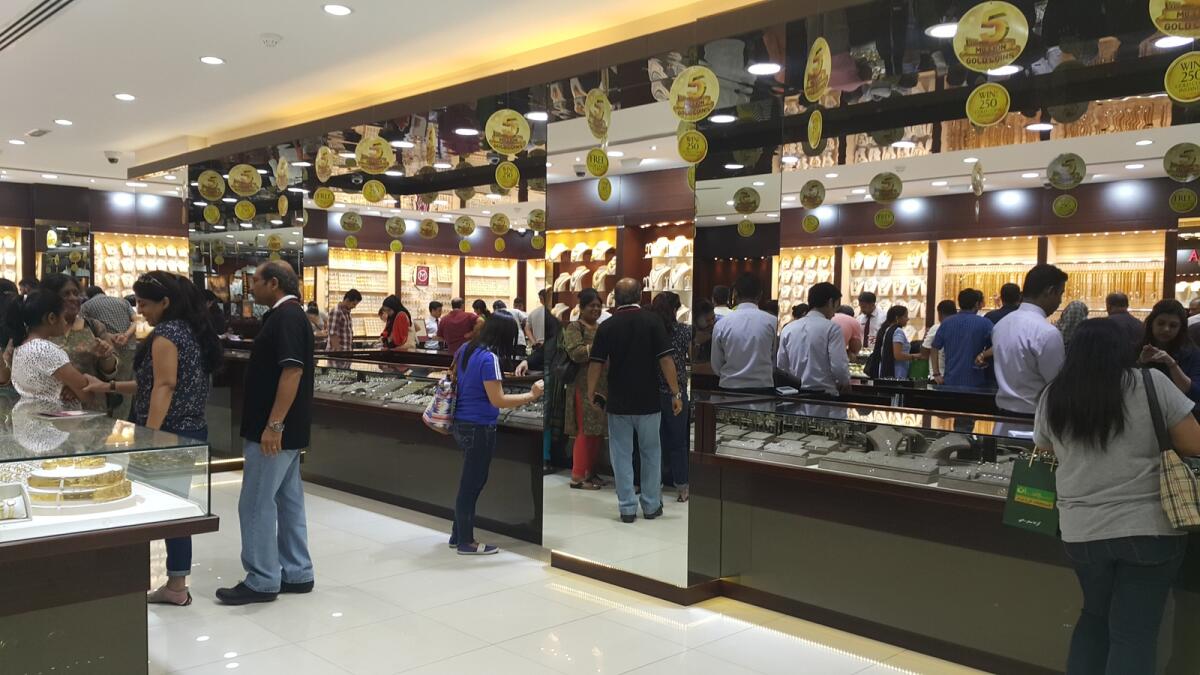 Shoppers flock gold stores as they put up attractive promotions for Diwali 2015. Photos by Nilanjana Gupta / Khaleej Times