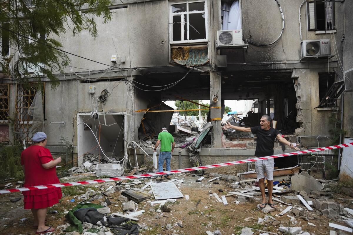 Israelis inspect a damaged residential building after it was hit by a rocket fired from the Gaza Strip, in Ashkelon, Israel, Monday, Oct. 9, 2023. Photo: AP