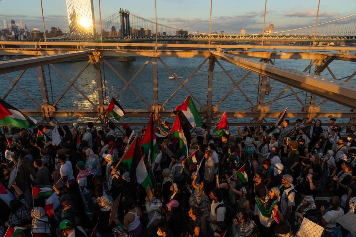 People cross the Brooklyn Bridge as they take part in a protest in support of the Palestinian people in New York on October 28, 2023.  Photo: AFP