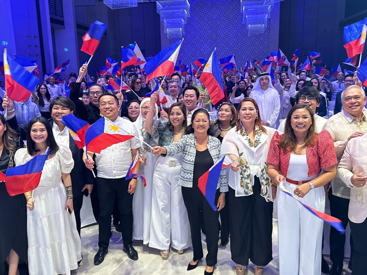 Philippine first lady Marie Louise ‘Liza’ Araneta-Marcos with Ambassador Alfonso Ver,  Consul-General Marford M. Angeles, and Filipino community leaders