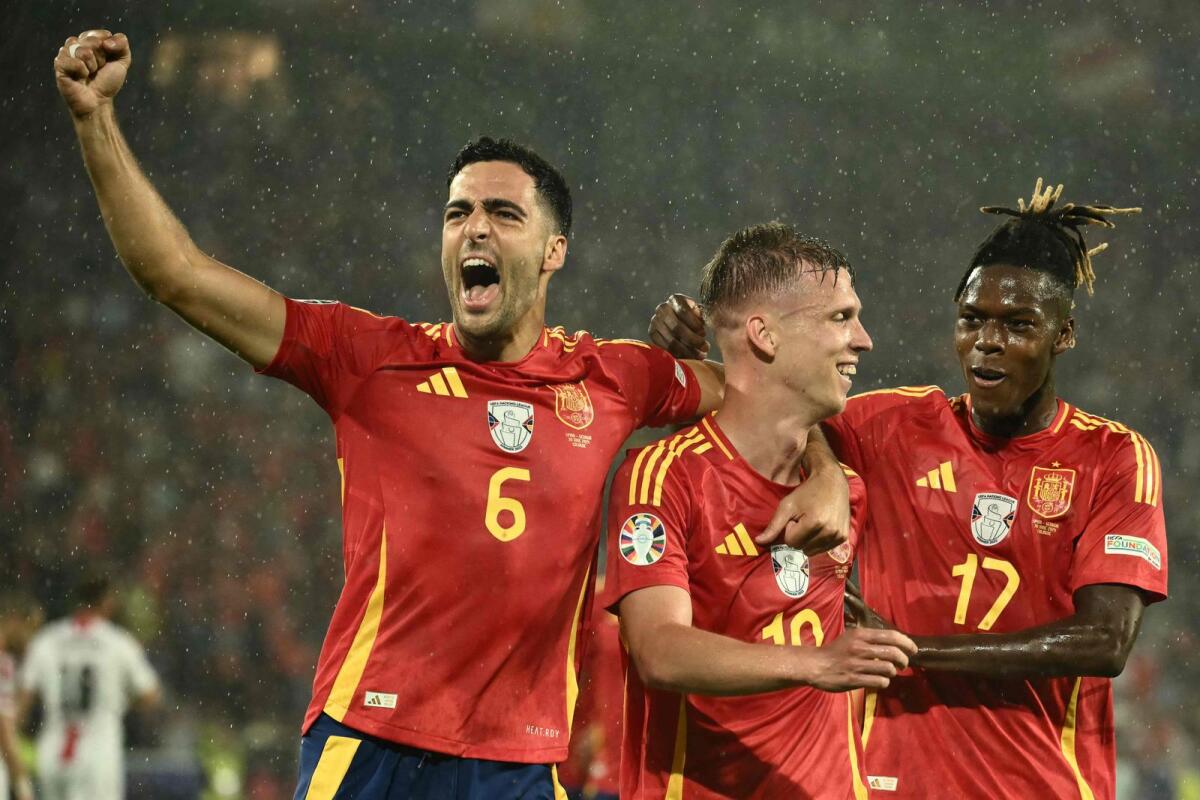 Daniel Olmo (10), jugador de la selección española, celebra con sus compañeros tras marcar el cuarto gol de su equipo ante Georgia.  - Agencia de prensa de Francia
