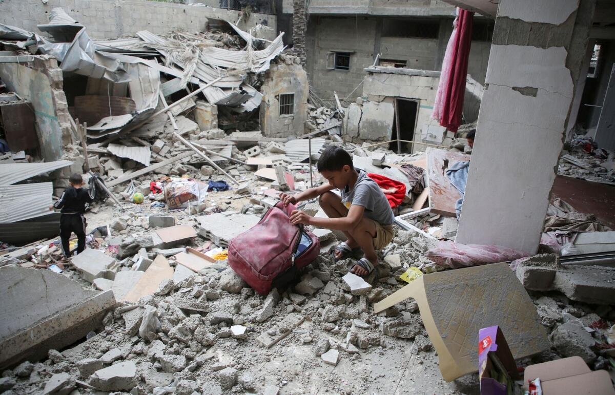 Palestinian children inspect the site of an Israeli strike on a house, amid the ongoing conflict between Israel and Hamas, in Rafah, in the southern Gaza Strip, April 27, 2024. Photo: Reuters