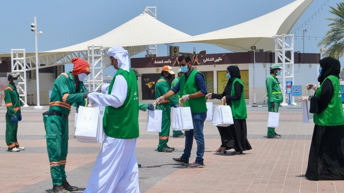 Cold drinks, umbrellas, handed out, Abu Dhabi, street cleaners
