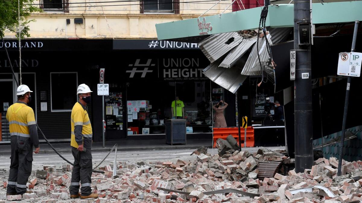 Emergency and rescue officials examine a damaged building in the popular shopping Chapel Street in Melbourne on September 22, 2021, after an earthquake.  Photo: AFP