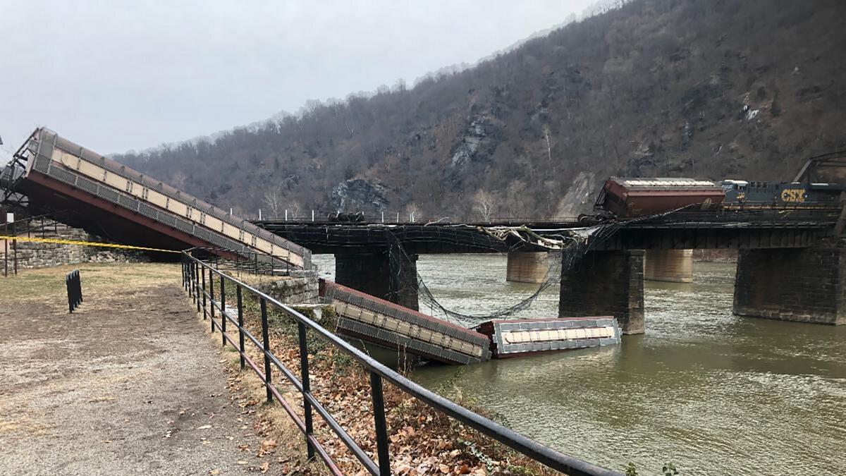 harpers ferry, train derails, dramatic video goes viral