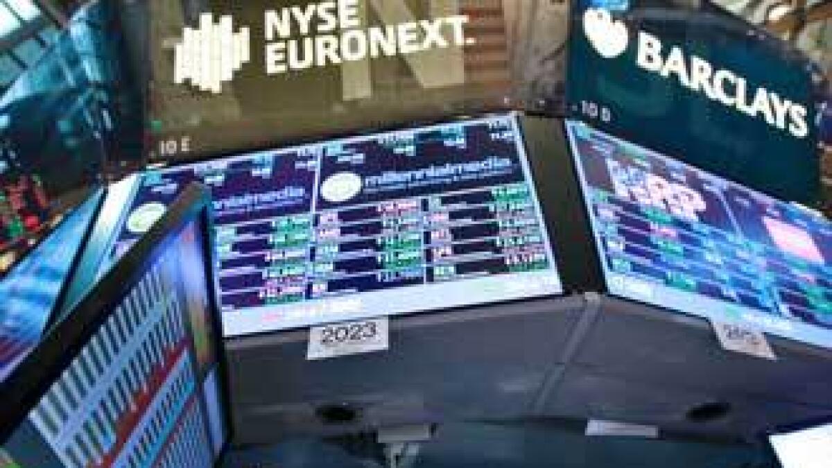 World stocks fall on dip in US economy
