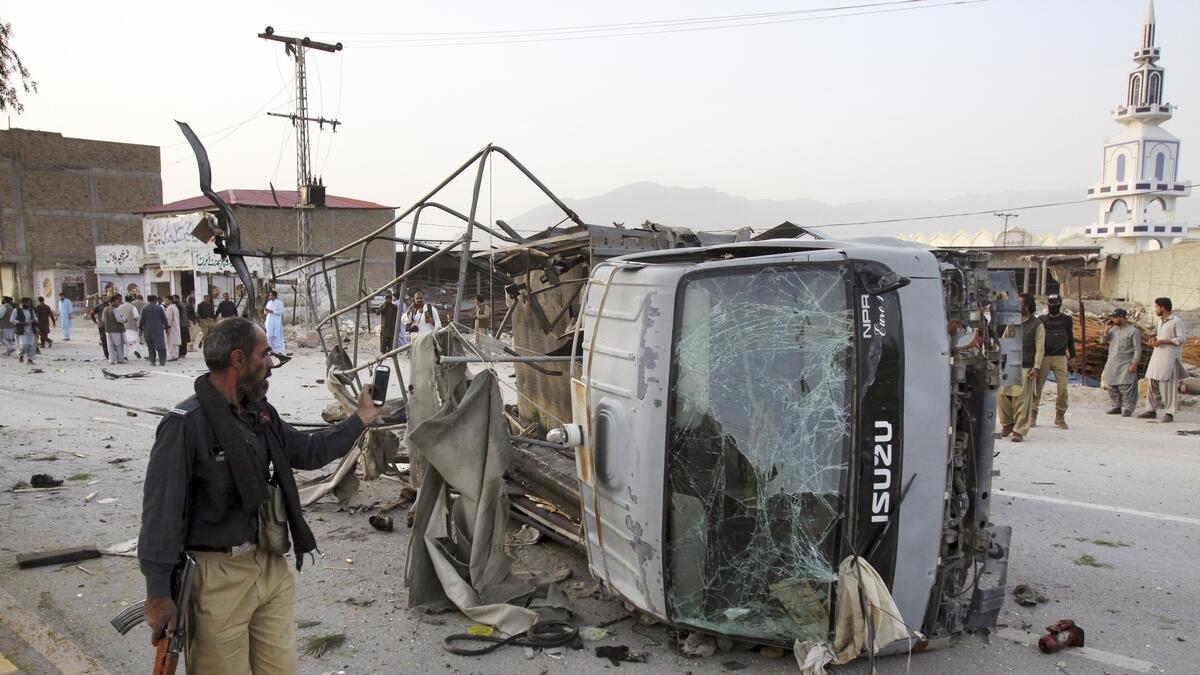 Triple suicide bomb attacks kill six policemen in Pakistan