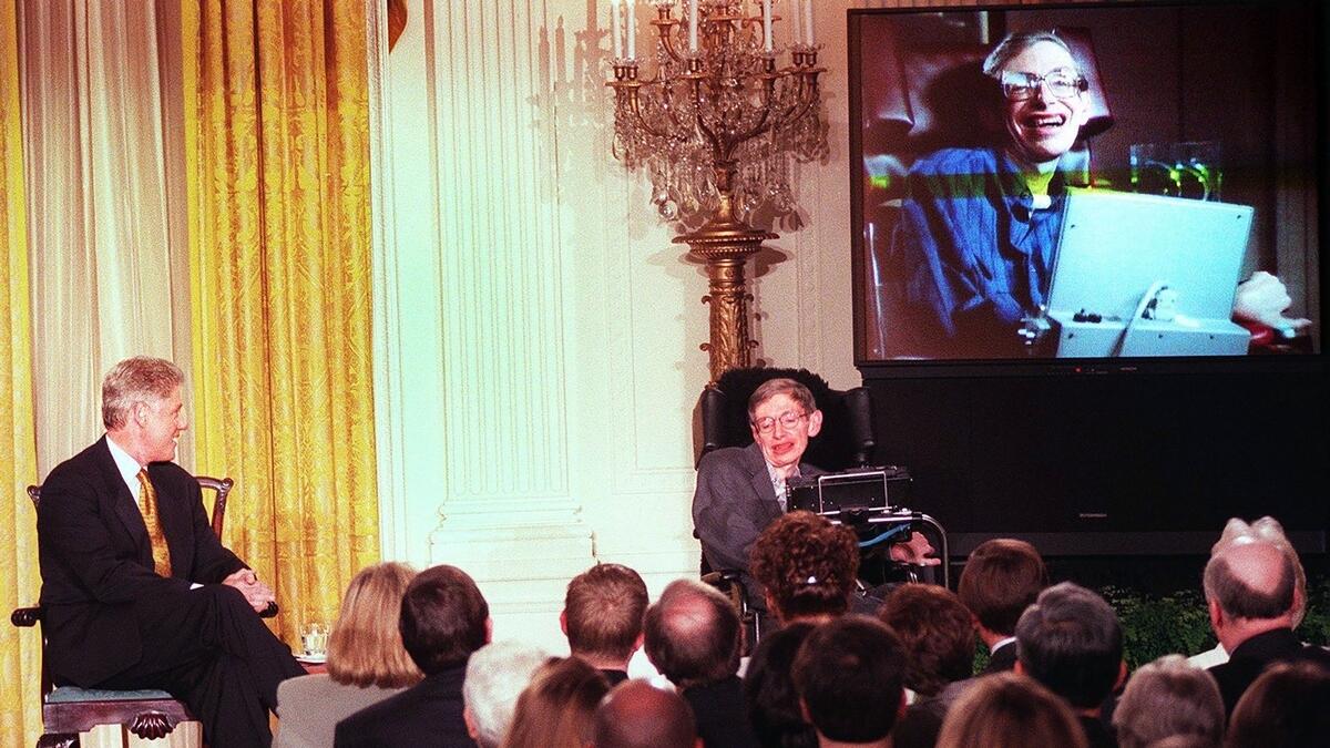 US President Bill Clinton (L) and British professor Stephen Hawking (R) watch a scene from 'Star Trek the Next Generation' during a 'Millennium Evening' at the White House. AFP