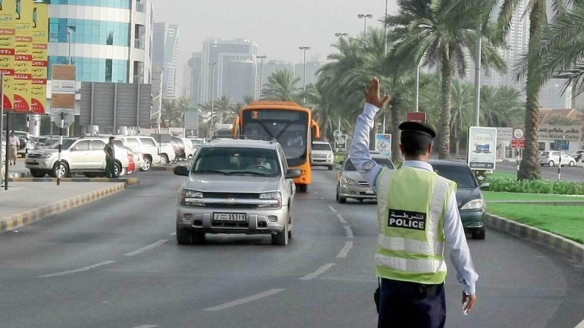  The special patrols will control and monitor traffic movements near markets and shopping malls to prevent congestion.