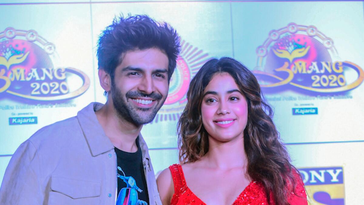 Kartik Aryan and Janhvi Kapoor made for a cute couple as they posed for pictures at the Show