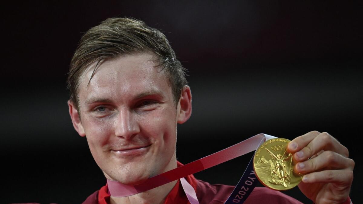 Viktor Axelsen poses with the gold medal at the Tokyo Olympics. (AFP)