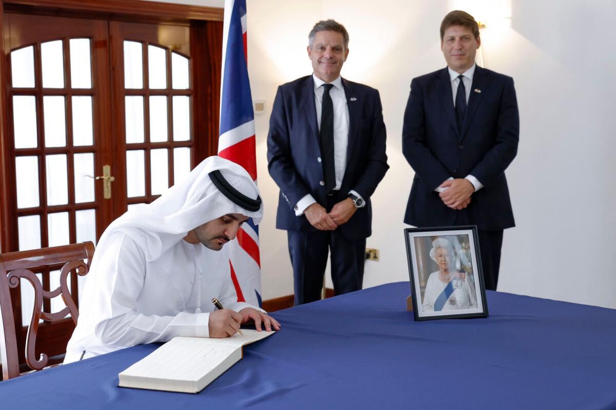 Sheikh Maktoum bin Mohammed visits the British Consulate in Dubai