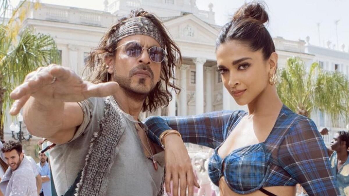 A still from Jhoome Jo Pathaan song featuring Khan and Deepika Padukone