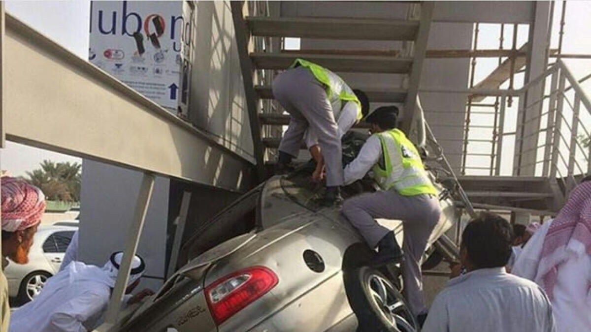 3 teenagers injured as driver rams car into footbridge 