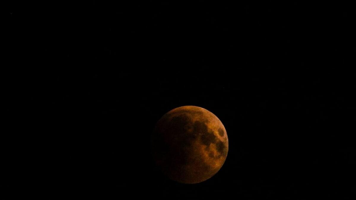 Blood moon eclipse stuns UAE residents