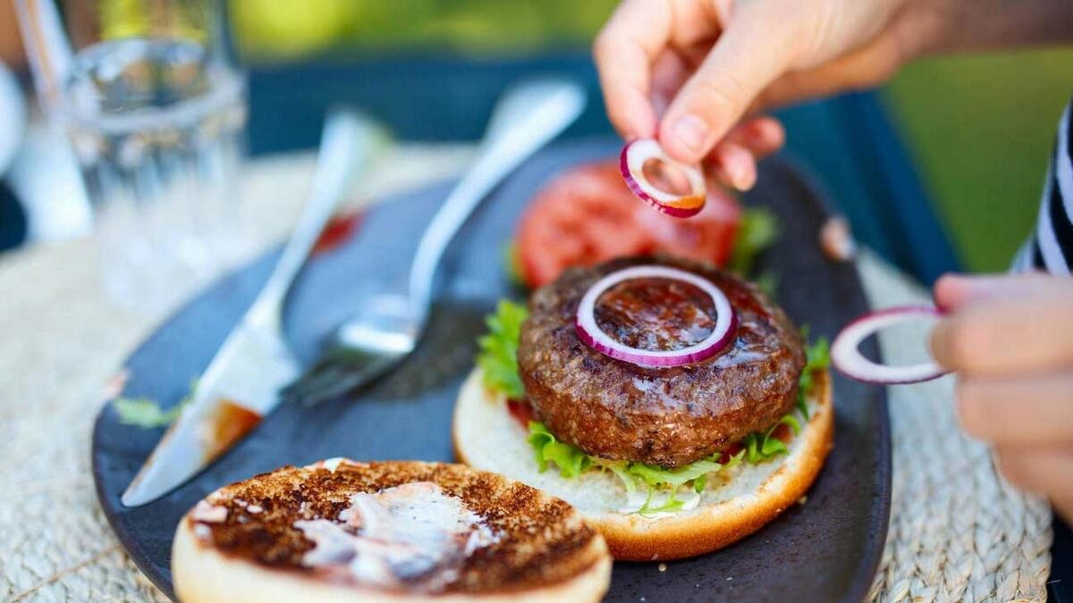 Man calls police after restaurant staff put onion on his burger