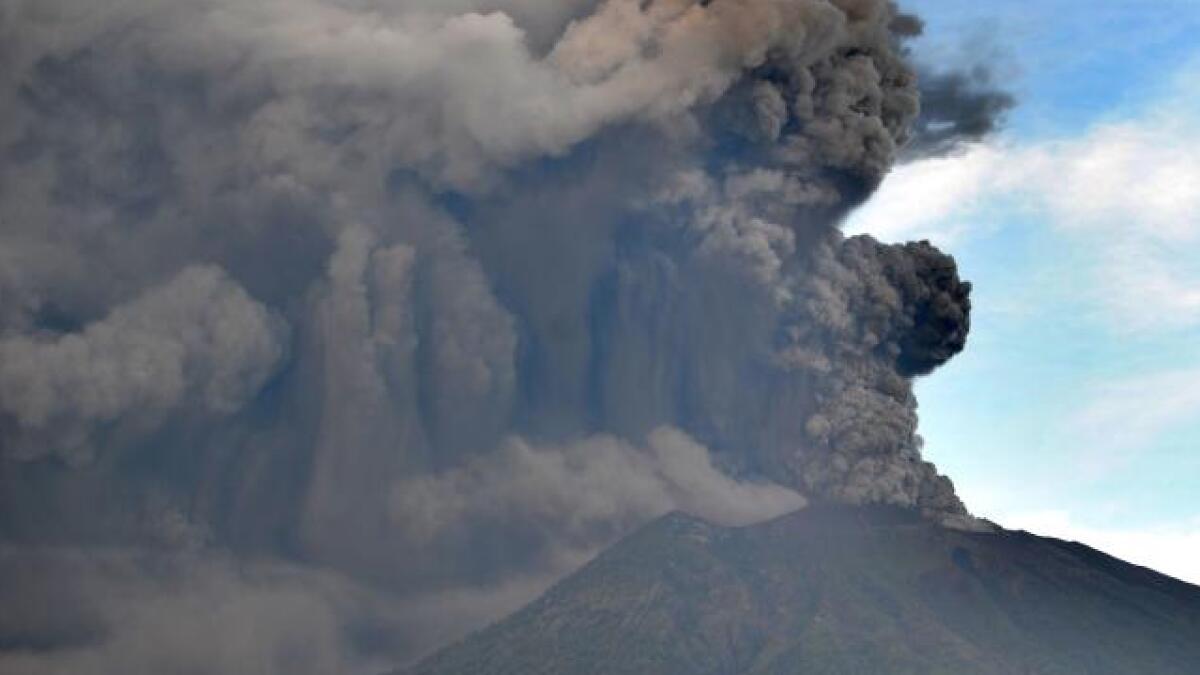  Thousands flee as Bali raises volcano alert to highest level