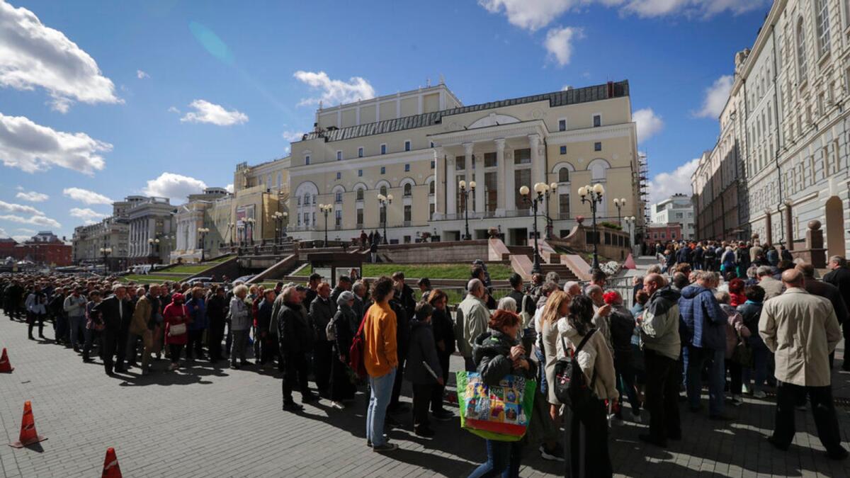Crowds line-up to pay their respects to former Soviet President Mikhail Gorbachev outside the Pillar Hall of the House of the Unions in Moscow on Saturday. –AP