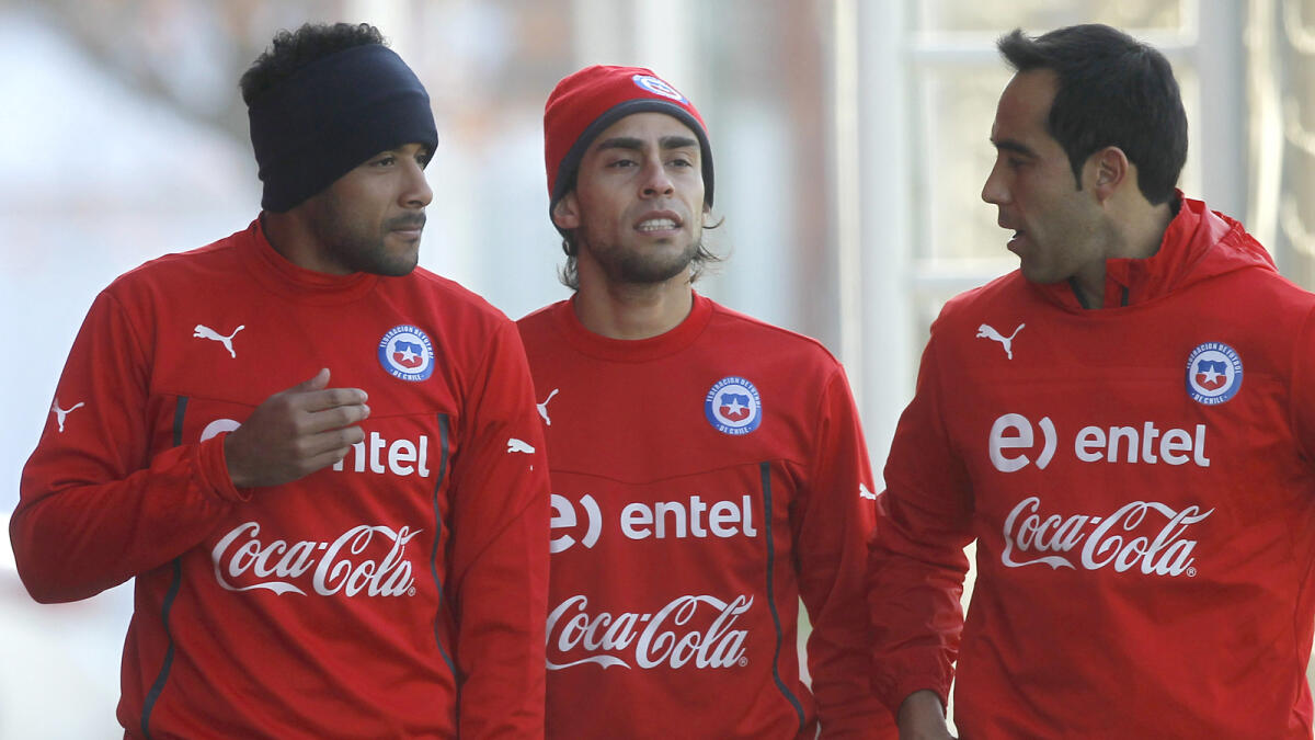 Chiles national football team players  Jean Beausejour (L), Jorge Valdivia (C) and Claudio Bravo (R) take part in a training session during the Copa America 2015 in Santiago, on June 20, 2015. 