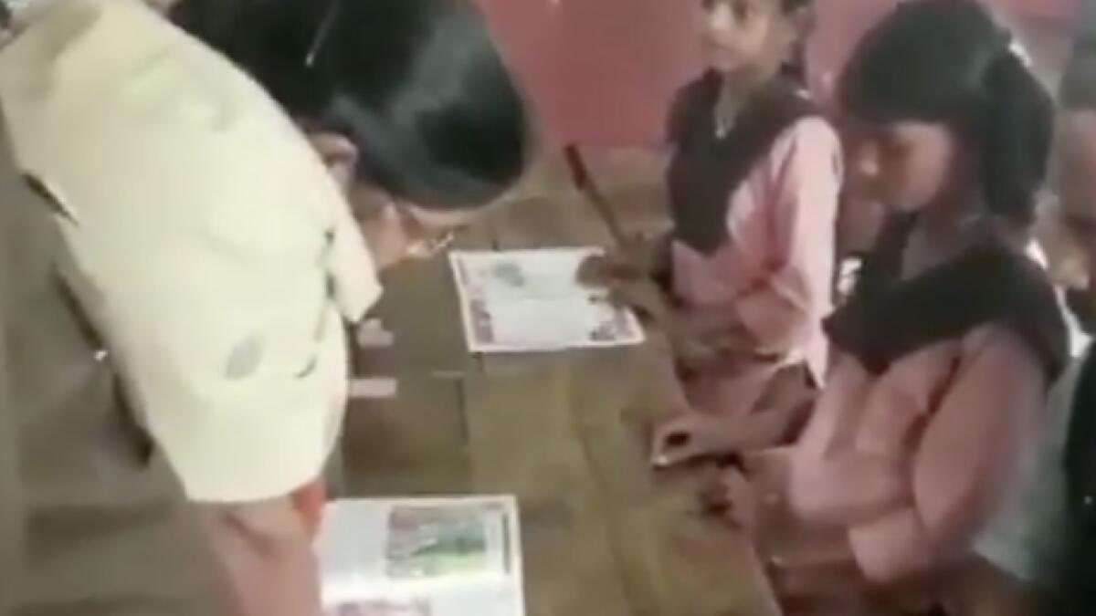 unnao, teacher in india cant read, viral india video