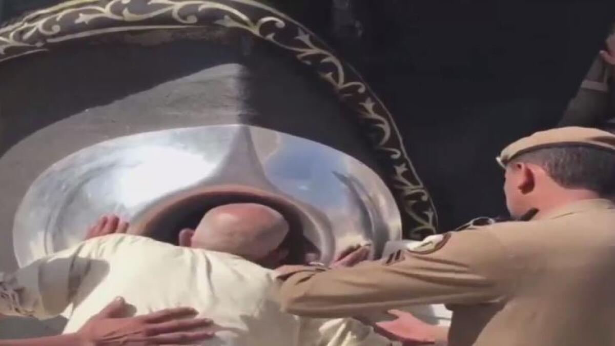 Watch: Cop helps visually impaired man kiss Black Stone of Kaaba