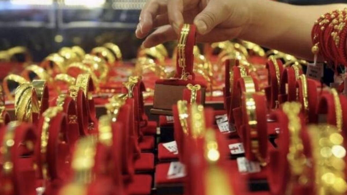 Dubai gold prices fall as investors turn to dollar for safety 