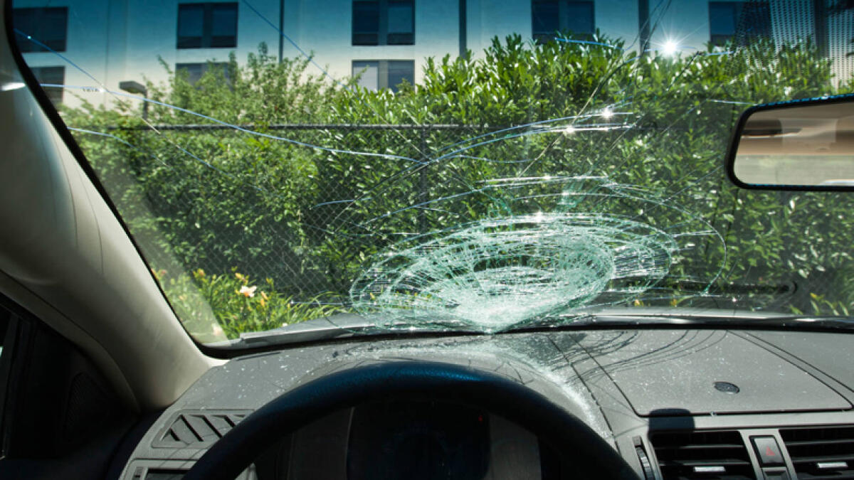 car windshield, smartphone, rob, robbery, fujairah, crime, uae