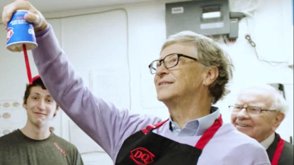 Bill Gates, Warren Buffett serve ice cream