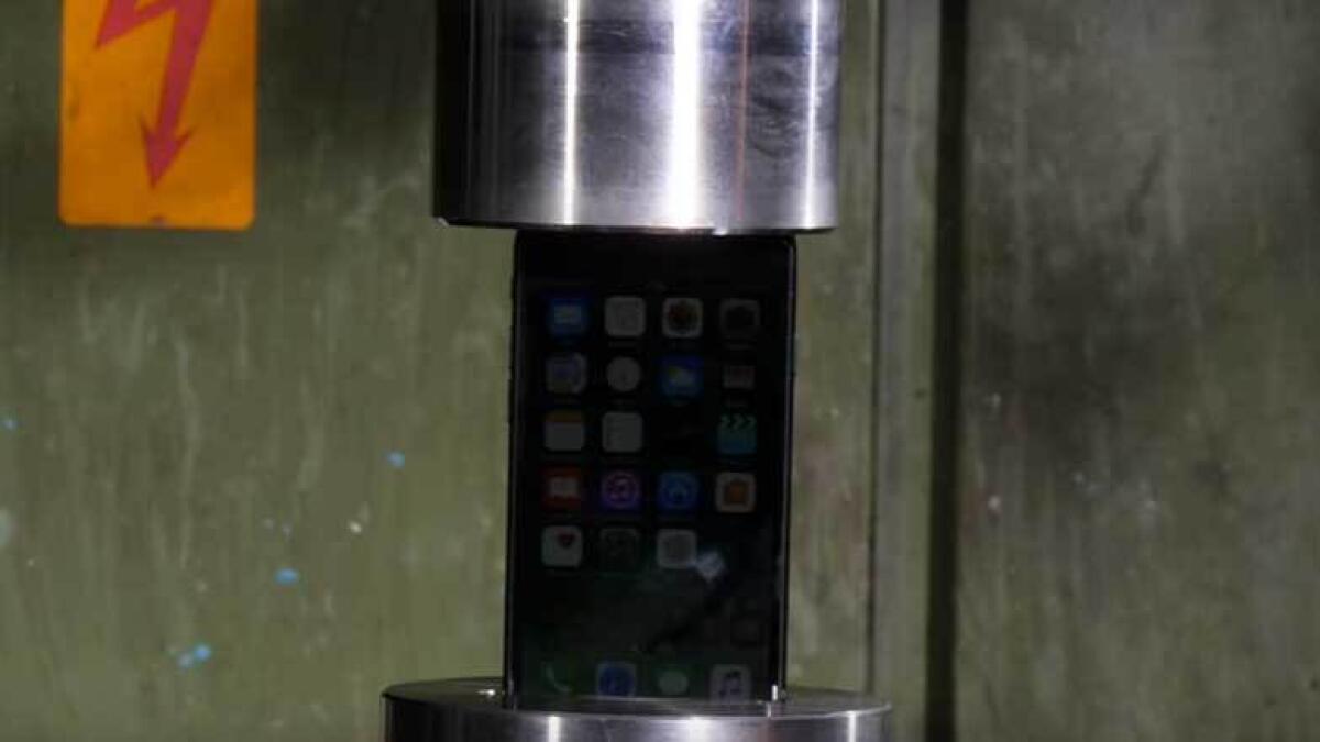 Watch: Can iPhone 7 withstand a hydraulic press endurance test? 