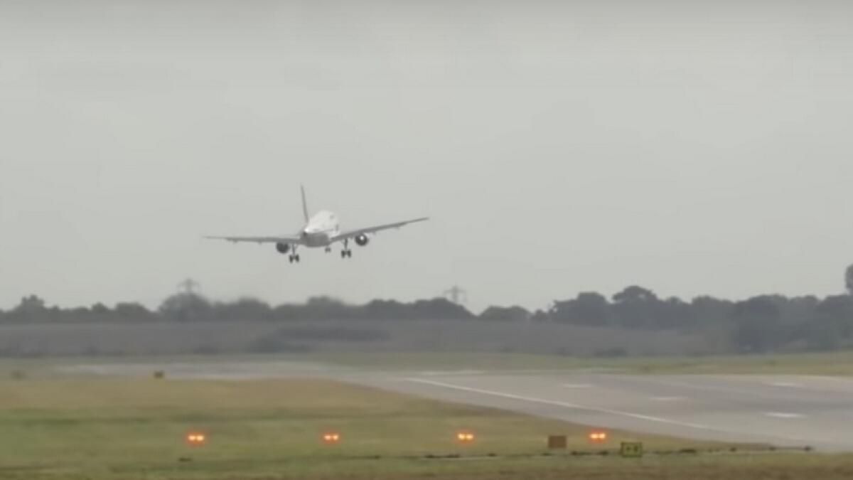 Video: Plane wobbles amid storm, aborts landing 