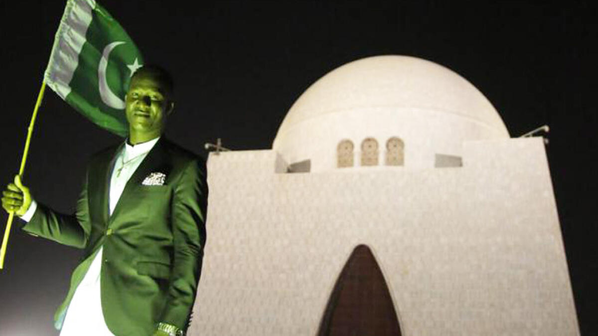 Video: Darren Sammy visits Pakistans founding fathers mausoleum
