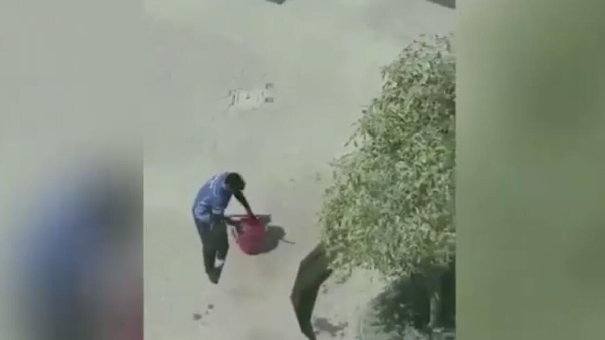 Video: What this UAE worker did on a hot summer day is melting hearts online