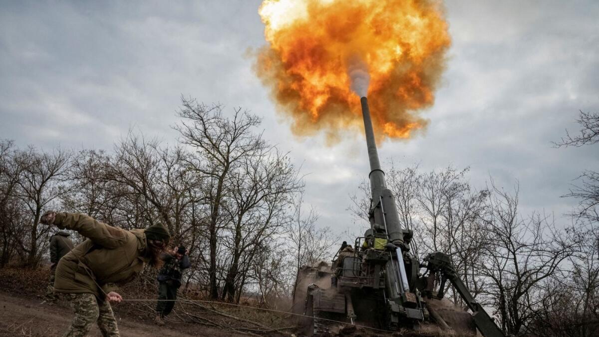 A Ukrainian servicewoman fires a 2S7 Pion self-propelled gun at a position, as Russia's attack on Ukraine continues, on a frontline in Kherson region, Ukraine November 9, 2022. (Photo: Reuters)