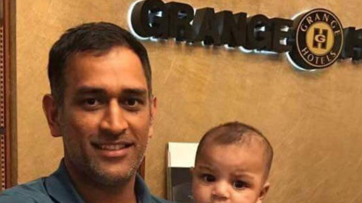 Dhonis photo with Sarfrazs son goes viral