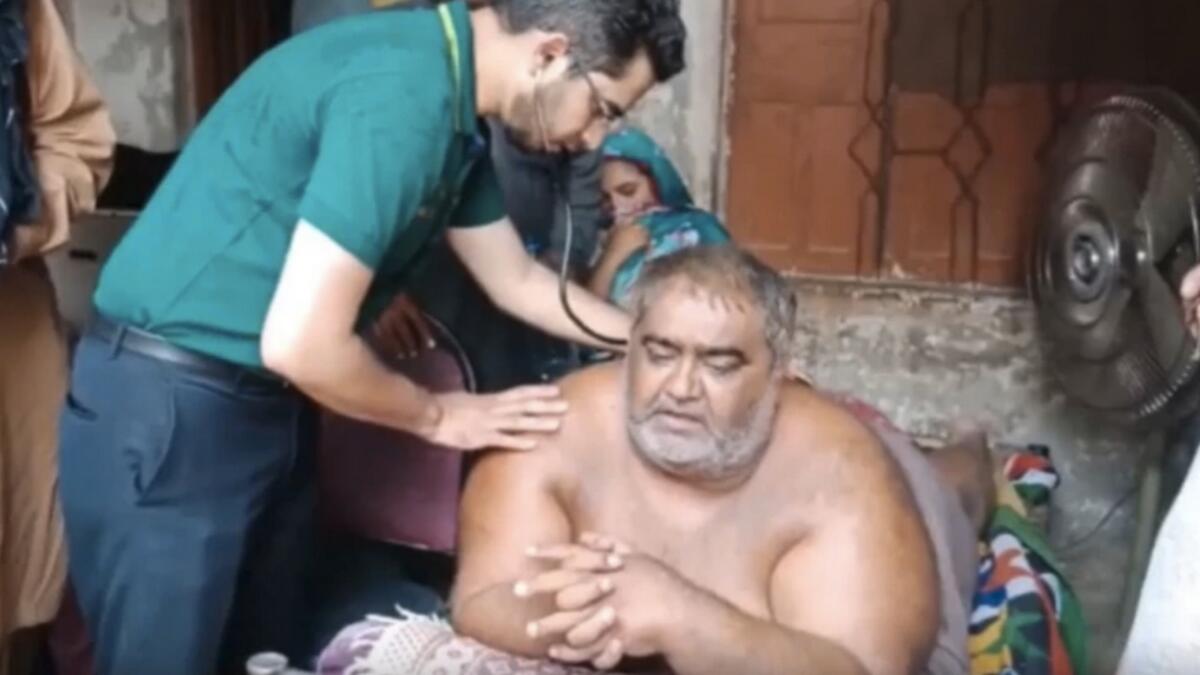 Video: Pakistans heaviest man shifted to hospital for treatment