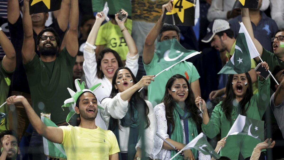 Pakistani fans celebrate return of international cricket to their country  
