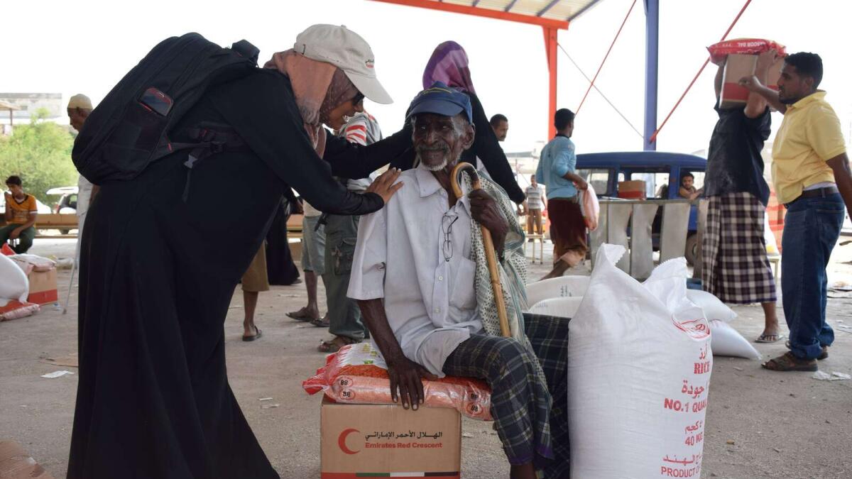 Yemenis carry food aid into besieged Taiz city