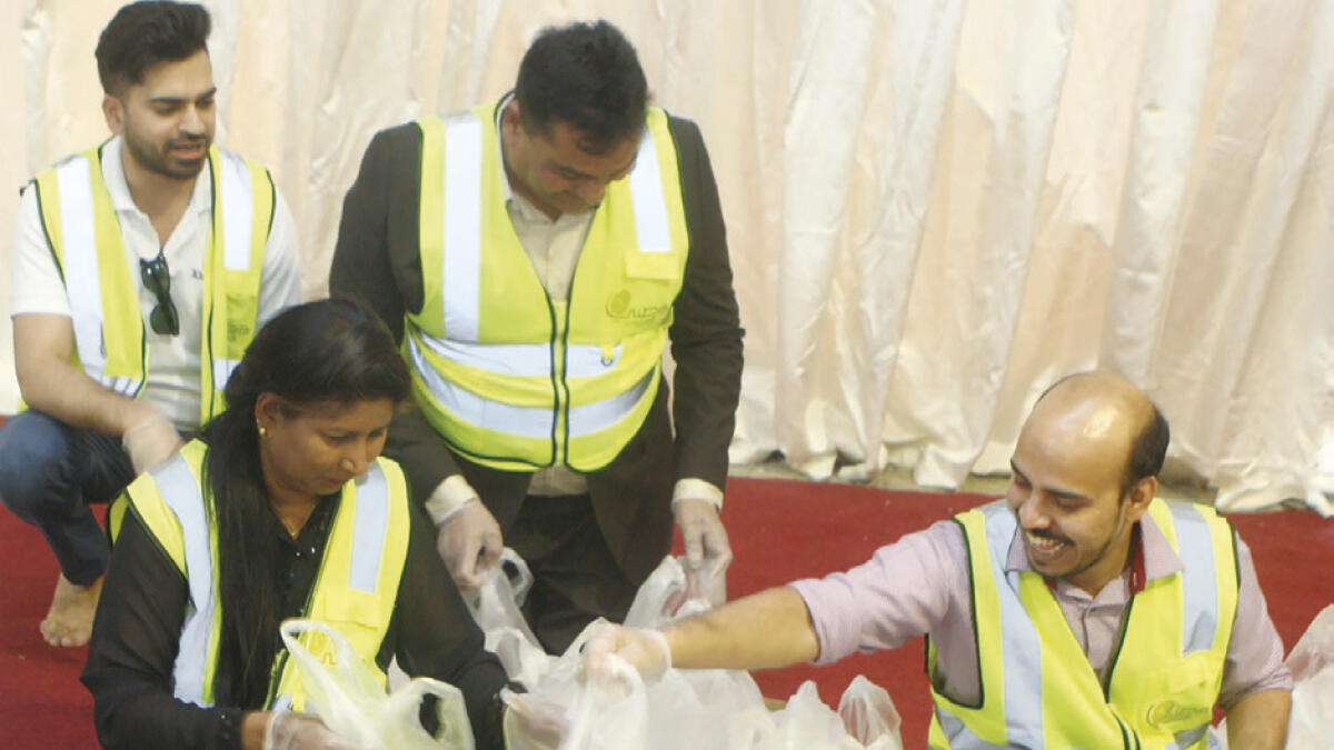 Video: KT staff lend hand to distribute Iftar meals