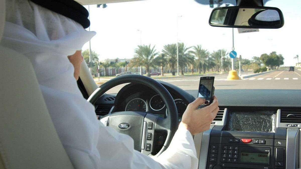 Motorists, UAE, distracted, using, mobile, phones, Survey, distraction  