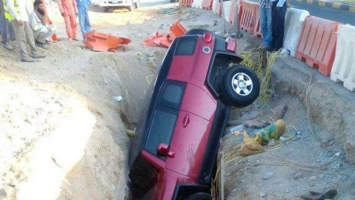 SUV falls in ditch in Khorfakkan, four passengers injured