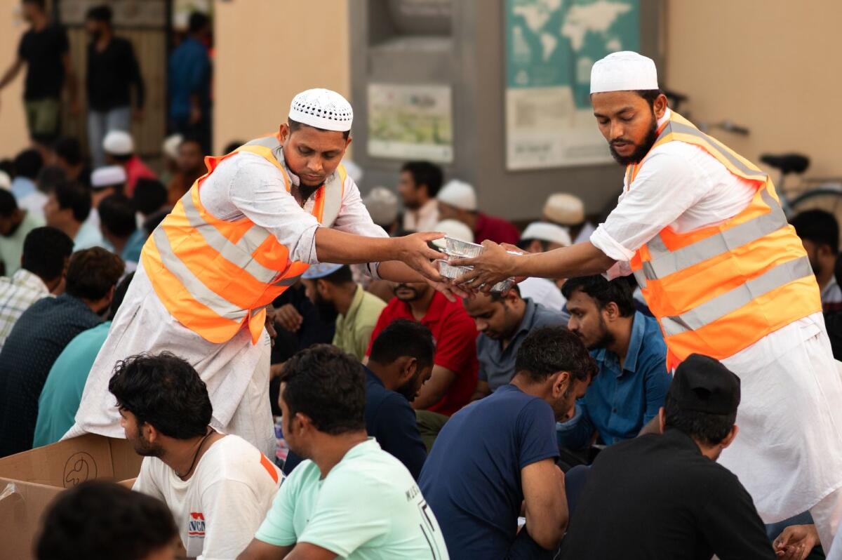 Volunteer distribute iftar at a Mosque in Dubai during the holy month of Ramadan. KT Photo: Shihab