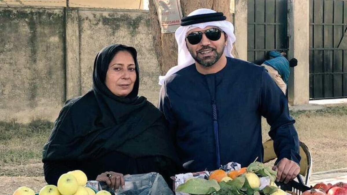 UAE envoy to Pakistan helps woman fruit vendor 