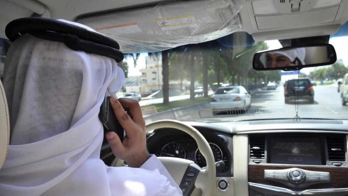 30,402 motorists fined for using mobiles while driving in Abu Dhabi in 2017