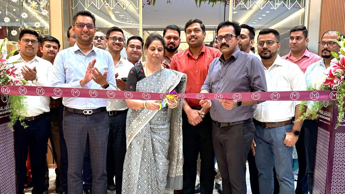 Mrs Ashwini Jagtap, MLA from Chinchwad constituency, inaugurating the new showroom in the presence of Fanzeem Ahamed and other management team members from Malabar Gold &amp; Diamonds.