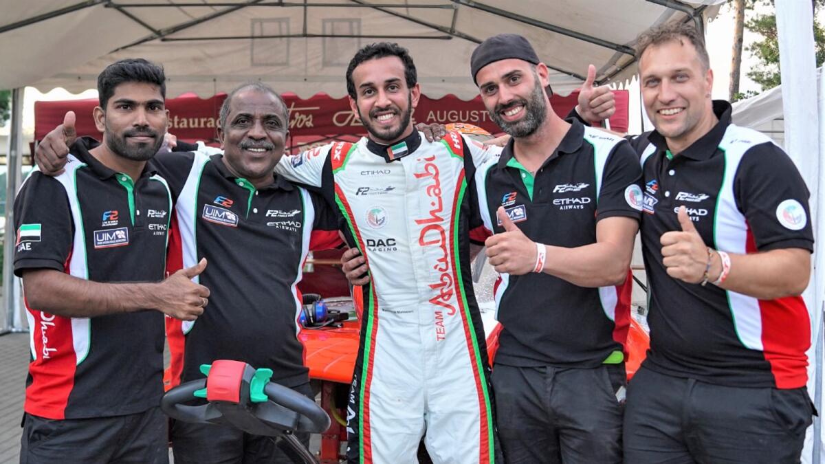 Drużyna Abu Dhabi Mansour Al Mansouri (trzeci od lewej) z zespołem wsparcia.  - załączone zdjęcie