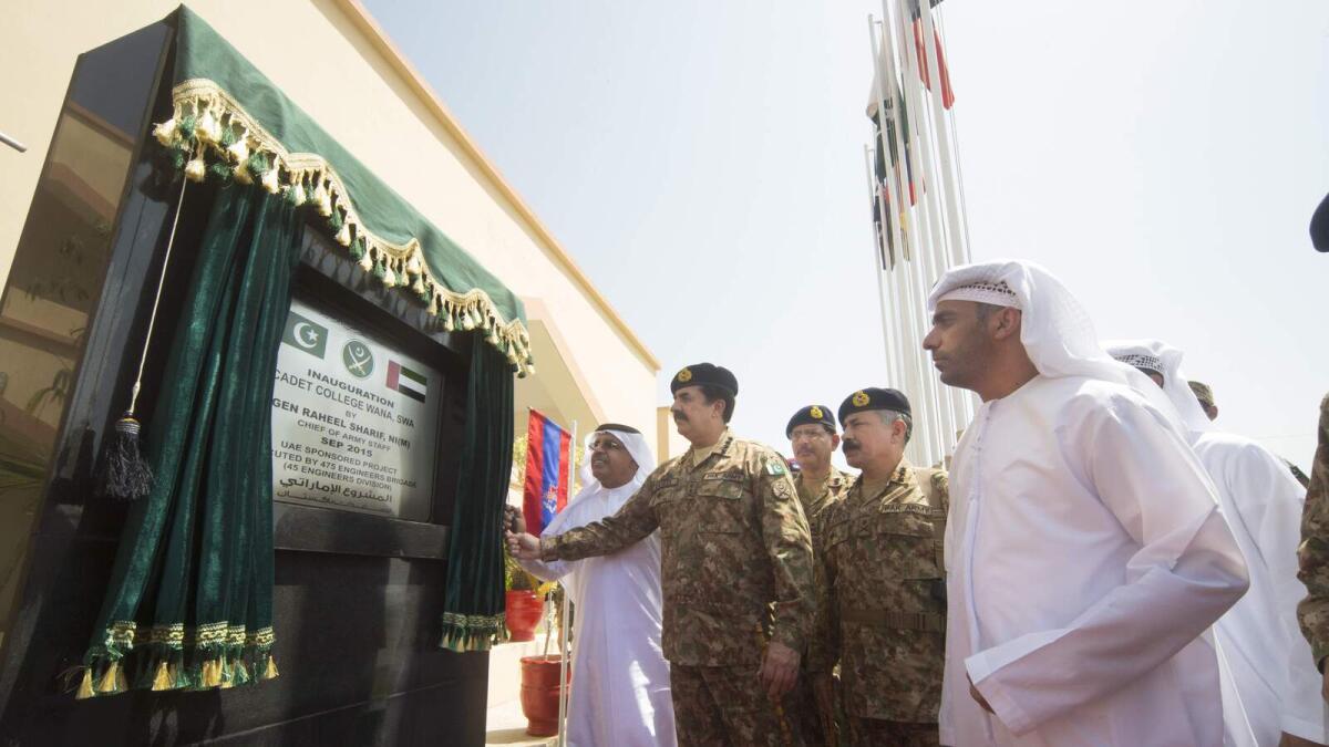 General Raheel Sharif, Isa Abdullah Al Basha Al Nuaimi and Abdullah Khalifa Al Ghafli unveil the memorial plaque of Cadet College Wana, South Waziristan. 