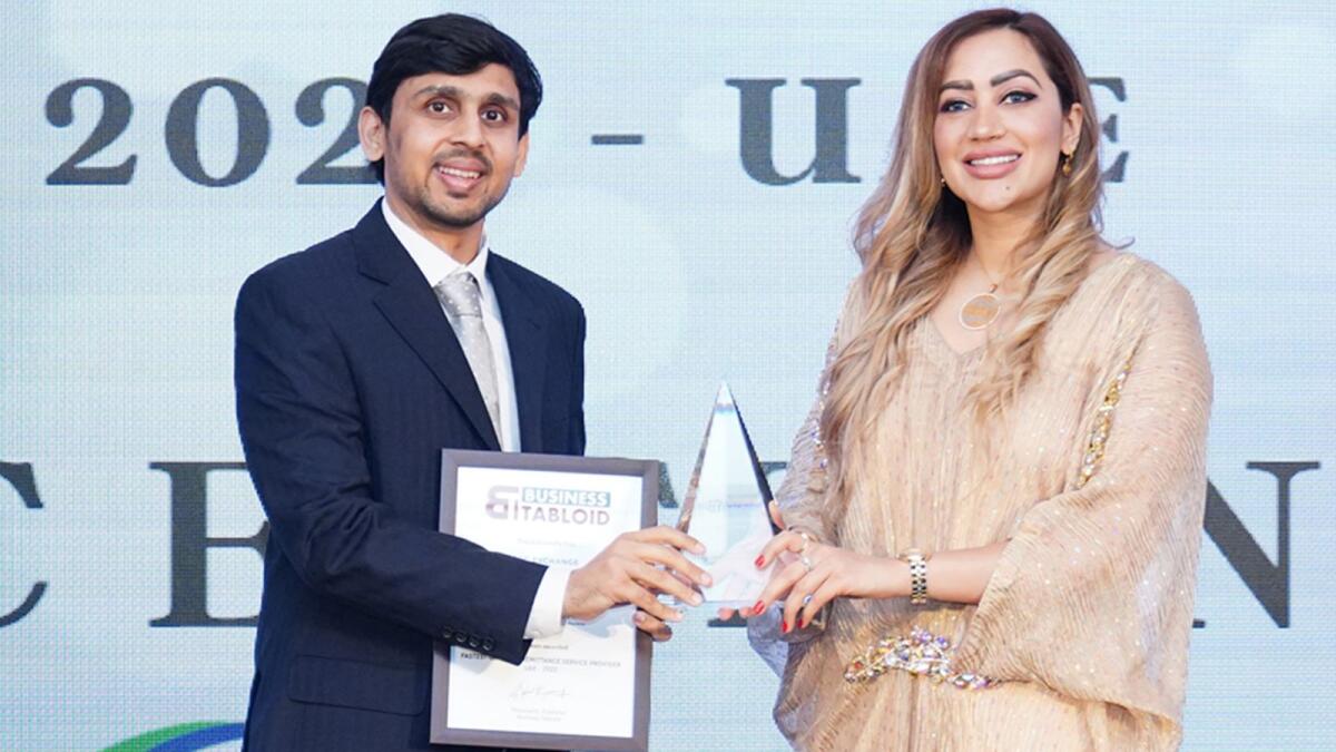 Yash Rajesh, General Manager at GCC Exchange receiving the 'Fastest Growing Remittance Service Provider 2022' award from Dr Sania A Ansari, chairperson/ CEO at Ansari Group Ltd.