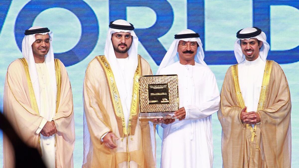 DP World’s Sultan bin Sulayem receives the Outstanding Award for Business Excellence from Sheikh Maktoum bin Mohammed bin Rashid Al Maktoum.